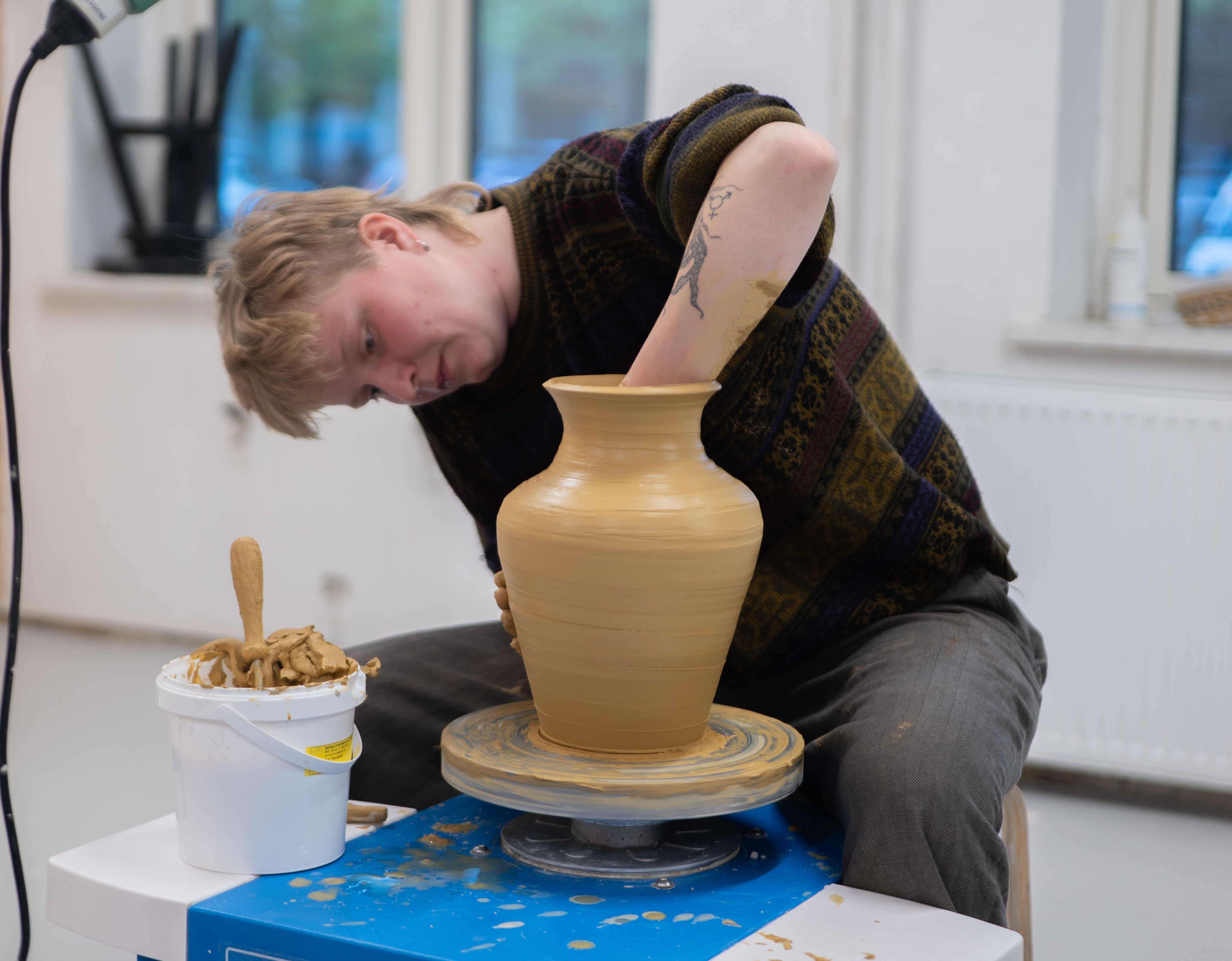 Keramikv&aelig;rksted p&aring; Brandbjerg H&oslash;jskole &ndash; elever arbejder med ler, drejer keramik og pr&oslash;ver raku-teknik