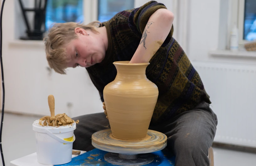 Keramikværksted på Brandbjerg Højskole – elever arbejder med ler, drejer keramik og prøver raku-teknik