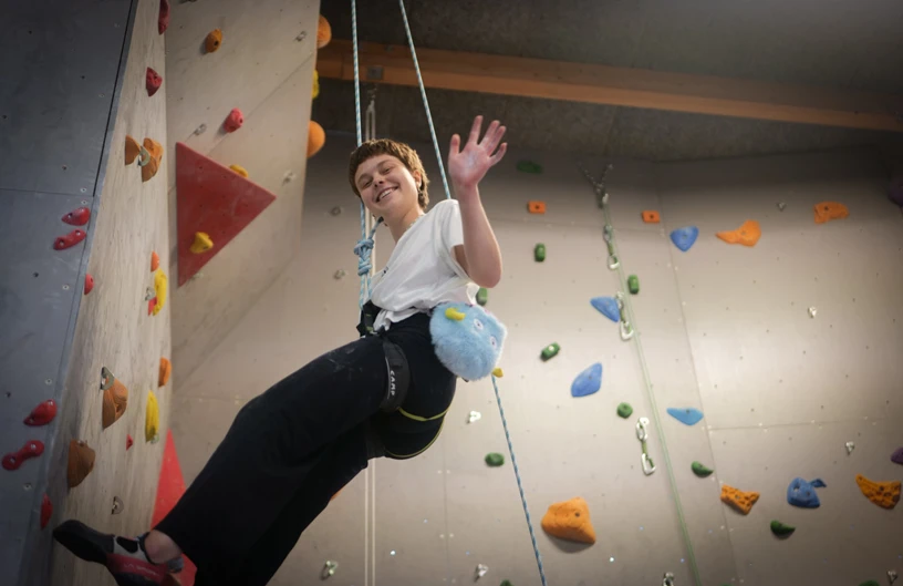 Indendørs bouldering og klatring på væg, træning af styrke, balance, teamwork og selvudvikling.