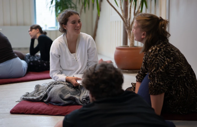 Yoga og meditation i naturen med fokus på mindfulness, indre ro og personlig udvikling