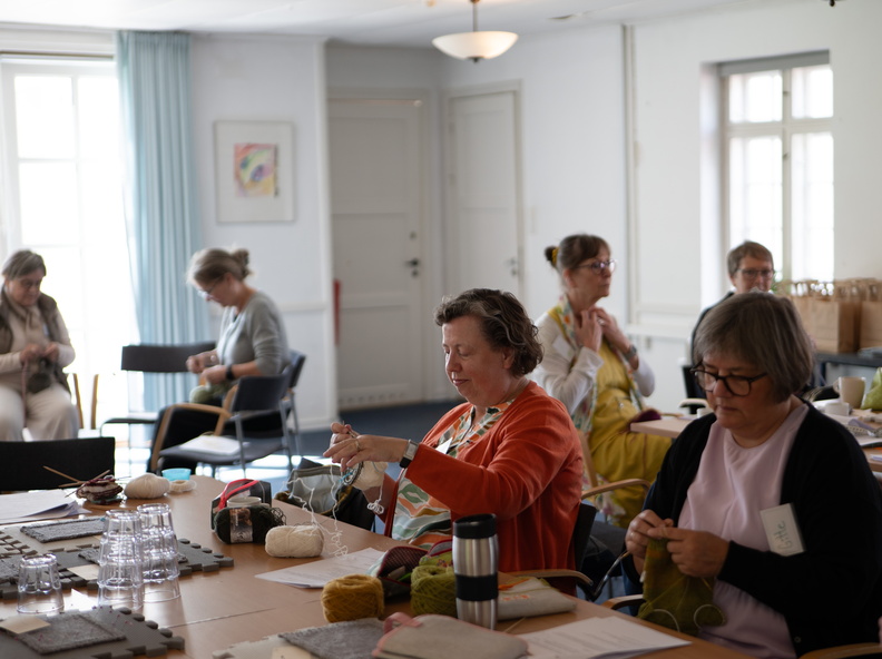 Strikkekursist strikker p&aring; kreativ strikkeworkshop p&aring; h&oslash;jskole