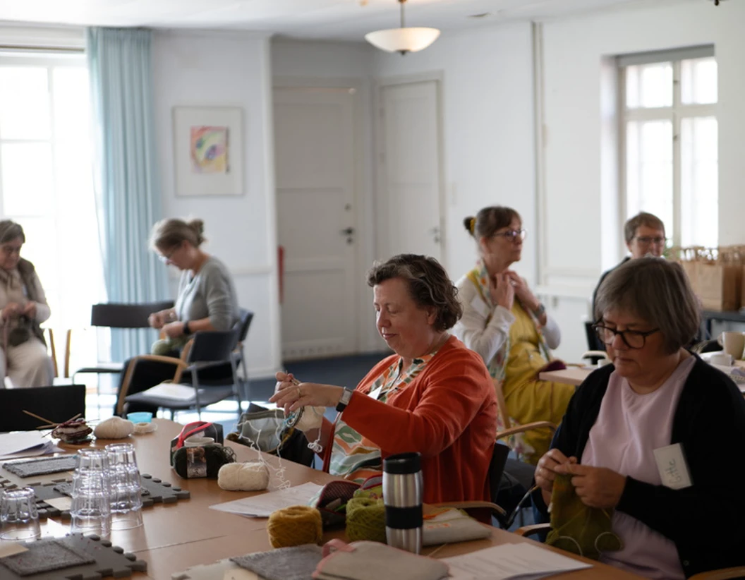 Strikkekursist strikker på kreativ strikkeworkshop på højskole